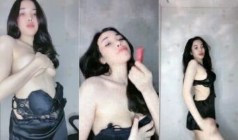 Pamer Tatto Baru Alice Sambil Remas Susu ID 14630473 Mango